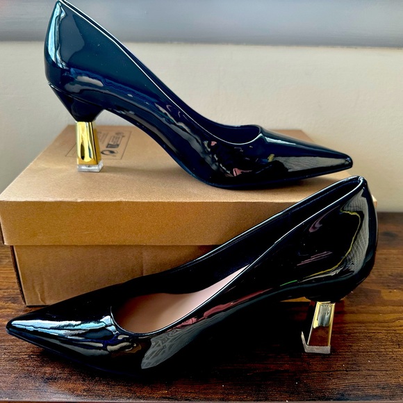 NEW! Size 40 women’s black patent leather pumps with gold and clear heel - Picture 1 of 15